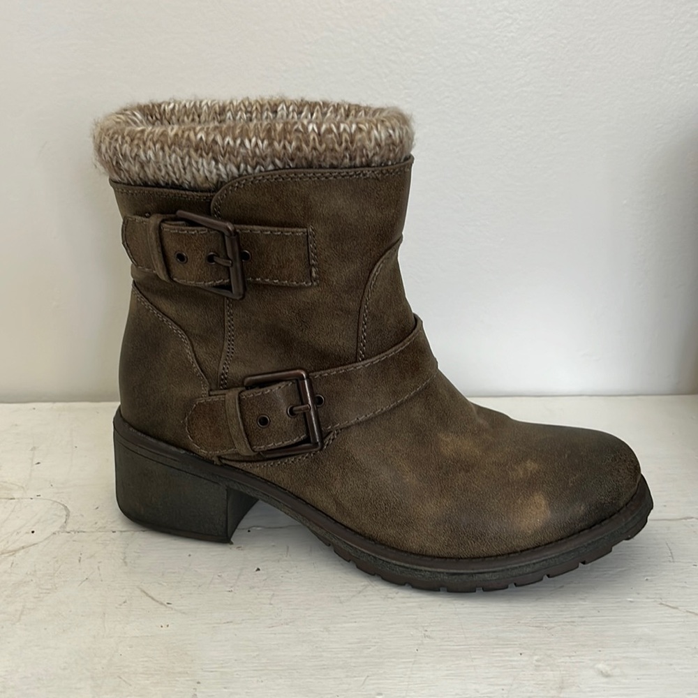 Roxy boots, woman’s size 8. Fuzzy warm lining  with 2 inch heel.